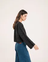 Pantalón de pana color verde oliva, de corte wide leg y largo al tobillo. Tiene cierre delantero con botón, bolsillos laterales y traseros.