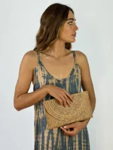 Sobre de mano tipo clutch, confeccionado en fibra natural color beige.