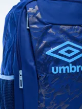 Mochila deportiva Umbro color negro con detalles en turquesa. Presenta un diseño con estampado sutil en el panel frontal, logo de la marca en turquesa, bolsillos laterales de malla y cierres reforzados.