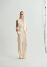 Pantalón de tiro alto con diseño recto y largo. Cuenta con detalle de pinzas, bolsillos laterales y bolsillos de ribete en la parte posterior. Incluye cierre oculto de botón, gancho y cremallera, además de trabillas para cinturón y forro interior.