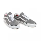Championes Vans modelo Skate Old Skool, color gris con detalles en blanco. Presentan la clásica banda lateral, cordones blancos y suela de goma vulcanizada con diseño de tablero de ajedrez en la etiqueta lateral.