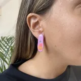 Par de aros de porcelana fría con forma ovalada y diseño abstracto con círculos de colores y strass.