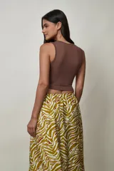 Musculosa negra de corte crop, escote redondo y diseño ajustado.