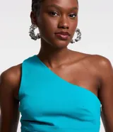 Blusa cropped roja de tejido bengalina, con escote asimétrico de un solo hombro y cierre de cremallera lateral.