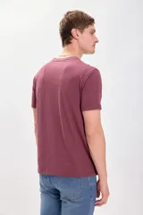 Remera de manga corta color bordó con estampa slub.