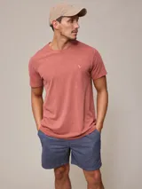 Short de baño tipo volley, color azul piedra con efecto lavado, cintura elástica con cordón ajustable y bolsillos laterales.