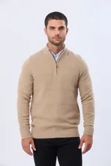 Buzo tejido texturado color beige, con cuello alto y cierre frontal parcial con detalle de cuero.