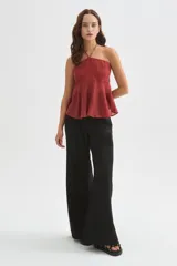 Pantalón ancho de viscosa color negro, con tiro alto y pinzas en la cintura.