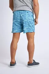 Short de baño con estampado de ondas en tonos azules, cintura elástica con cordón ajustable, bolsillos laterales y bolsillo trasero. Incluye suspensor interno y logo bordado.