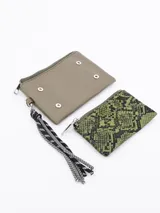 Billetera pequeña color verde militar con bolsillo frontal con estampado de piel de serpiente en tonos verde y negro. Tiene cierre superior y colgante de cordones trenzados en blanco y negro.