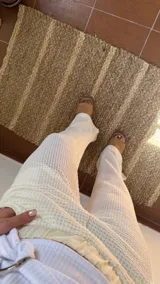 Pantalón largo de crochet color beige, con pretina elastizada y forro de lino.