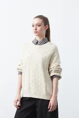 Sweater negro de tejido tramado con relieve, de calce cómodo y cuello redondo.