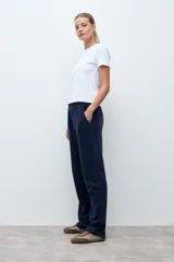 Pantalón jogger de corte recto y tiro medio, confeccionado en tejido acanalado de color azul marino, con cintura elástica.