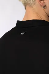 Camisa de manga larga con cuello clásico y cierre frontal de botones. Presenta un calce relajado y una textura liviana.