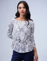 Blusa Zac & Rachel de gasa estampada en blanco y azul, con cintura elastizada y frunces. Mangas 3/4 fruncidas.