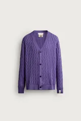 Cárdigan regular fit de punto tejido en hilatura de algodón, colaboración Fruit of the Loom x Zara. Presenta cuello en V, manga larga, cierre frontal con botones oscuros y efecto lavado. Cuenta con acabados en rib y parche de la marca en el bajo.