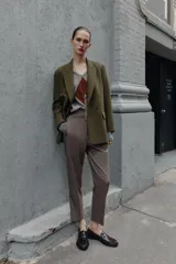 Pantalón tobillero de tiro alto con diseño de cuadros, costuras marcadas en el delantero y espalda, bolsillos laterales de vivo y cierre frontal con cremallera, botón interior y gancho metálico.