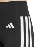 Calza deportiva Adidas Essentials 3 Tiras, color negro con las tres tiras blancas a los costados, de corte ajustado y cintura alta.