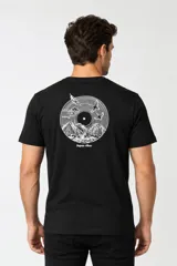 Remera de manga corta color negro, de algodón, con cuello redondo y diseño holgado con estampa frontal.