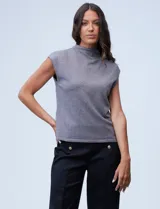 Buzo de cuello alto color gris, sin mangas, marca Sioni.