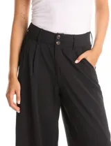 Pantalón palazzo de tiro alto en color verde militar, con diseño de doble abotonadura frontal, pinzas en la cintura y pierna ancha. Cuenta con cintura elástica en la parte posterior para mayor ajuste y bolsillos laterales funcionales.