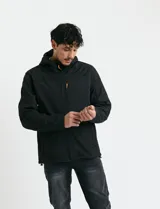 Campera softshell color verde militar, con capucha ajustable, cierre frontal completo y bolsillo vertical en el pecho con detalles en naranja.