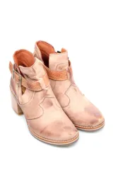 Bota de cuero color beige con hebilla y taco cuadrado.