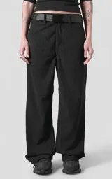 Pantalón recto de corderoy negro, de calce regular, con diseño clásico de cuatro bolsillos, presillas para cinturón y cierre frontal.