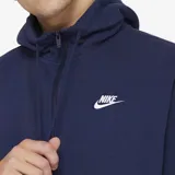 Campera con capucha Nike modelo Sportswear Club Fleece, color azul marino, con cierre frontal completo, bolsillos tipo canguro y logo de la marca bordado en el pecho.
