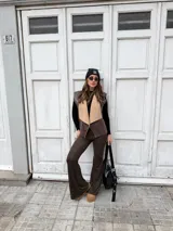 Pantalón tipo oxford de tiro alto con estampado animal print de leopardo, corte ajustado en la parte superior y acampanado en el ruedo.