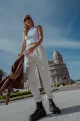 Pantalón de jogging color crudo, confeccionado en frisa, con bolsillos laterales, cintura y botamanga elastizadas.