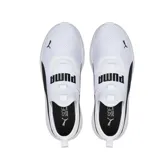 Championes Puma modelo Anzarun Lite Slip-on, de diseño deportivo sin cordones. Presenta un empeine de malla transpirable en color blanco con la icónica franja lateral de la marca en negro y una banda elástica sobre el empeine con el logo de Puma. Cuenta con una suela amortiguada para mayor confort.