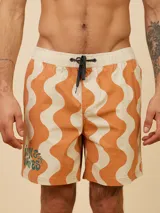 Short de baño con estampado de ondas verticales en tonos gris y violeta, con cintura elástica y cordón de ajuste.