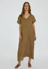 Vestido midi color beige de lino, con escote en V y mangas cortas.