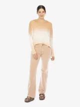 Hoodie de tejido color durazno con degradé a blanco, con capucha y mangas largas con puño ajustado.