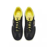 Championes Puma modelo Palermo en colaboración con Ferrari, de diseño urbano con base negra, detalles en blanco y amarillo, y suela de goma en tono crema con acento rojo.