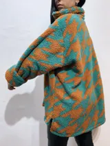 Saco de peluche con cuello camisero, estampado con diseño geométrico en tonos verde y terracota.