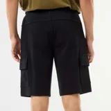 Bermuda negra de piqué de algodón con bolsillos cargo laterales y cordón ajustable en la cintura.