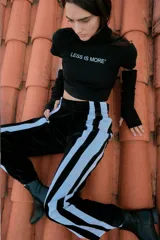 Camiseta negra de algodón con cuello alto y mangas cortas con aberturas en los hombros. Estampa frontal con la frase "Less is More".