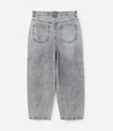 Pantalón de jean corte baggy, de tiro alto y pierna ancha, con diseño de cinco bolsillos, trabillas para cinturón y cierre frontal con botón y cremallera.