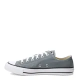 Championes urbanos Converse modelo Chuck Taylor All Star Ox, de corte bajo, confeccionados en lona color gris con puntera y suela de goma blanca.