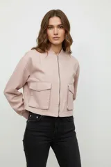 Campera bomber rosa de algodón, con cierre frontal, cuello redondo, mangas largas y dos bolsillos delanteros con solapa.