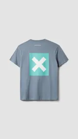 Camiseta de manga corta color verde azulado, corte holgado, con un pequeño estampado cuadrado con una 'X' en el pecho.