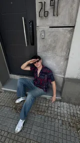 Camisa manga corta con estampado de cachemir en tonos azul, rojo y blanco.