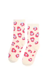 Par de medias de caña media color crema con estampado de manchas rojas con interior celeste.