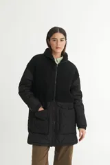 Campera negra con parte superior de sherpa y parte inferior de nylon capitoneado con forro de nylon.