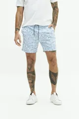 Short de baño con estampado floral en tonos azules, cintura elástica con cordón ajustable, bolsillos laterales y bolsillo trasero.