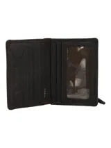 Billetera de cuero marrón oscuro, con costuras pespuntadas a tono y detalle de logo grabado en la esquina inferior derecha. Cuenta con tecnología RFID para protección de tarjetas.