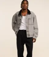 Pantalón baggy jeans color negro, con cierre de botón y cremallera, y bolsillos. Confeccionado en tejido de jean 100% algodón.