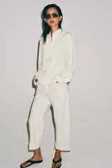 Camisa ZARA Woman Collection de hilatura con mezcla de viscosa, diseño de rayas a contraste, cuello mao y manga larga. Cuenta con bolsillos frontales aplicados y cierre frontal con alamares.
